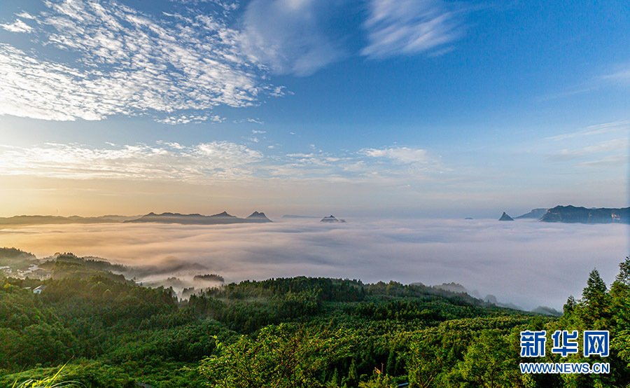 Jinfo Mountain sea of clouds — a World Natural Heritage karst site in Chongqing